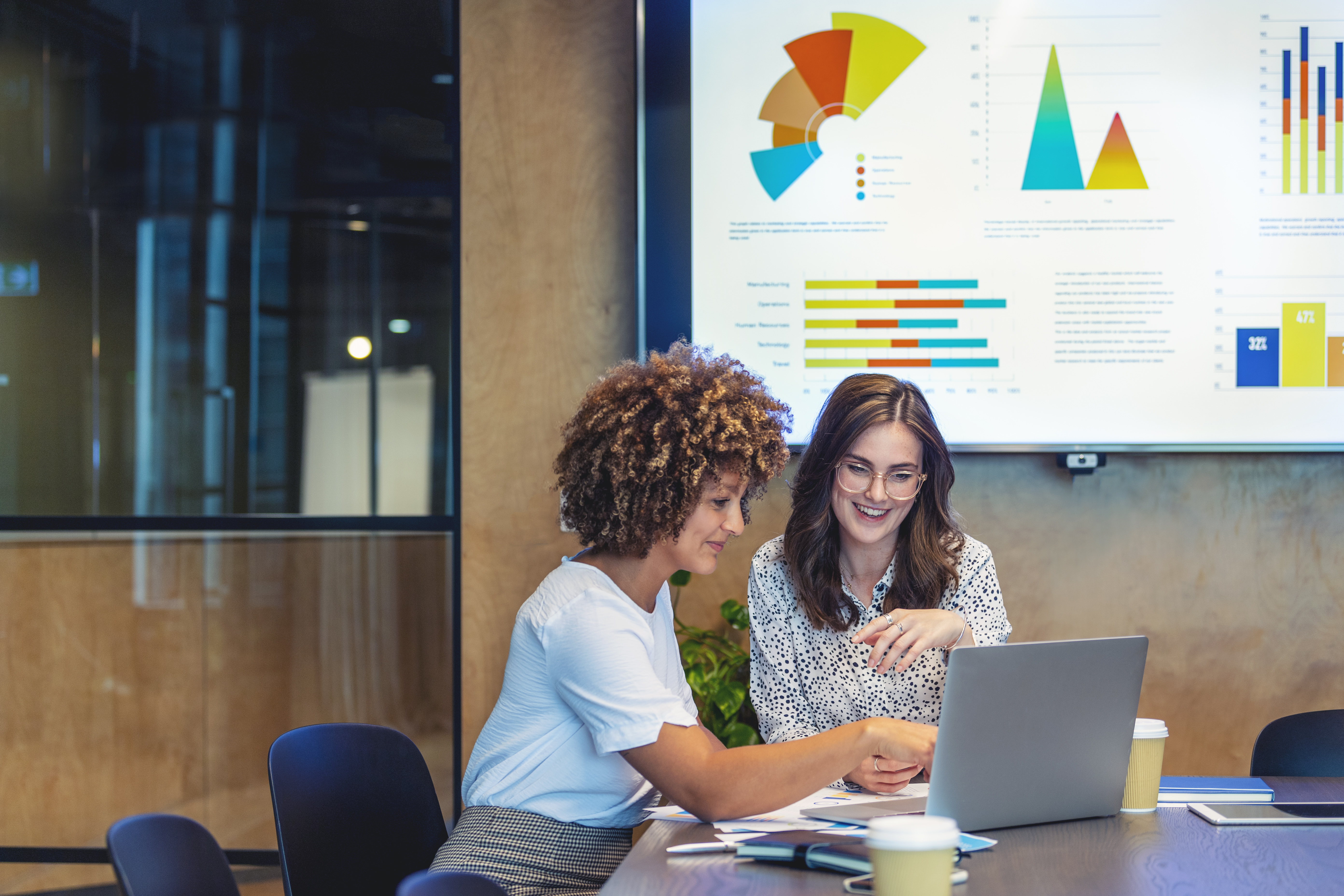 Image: Working team at a desk